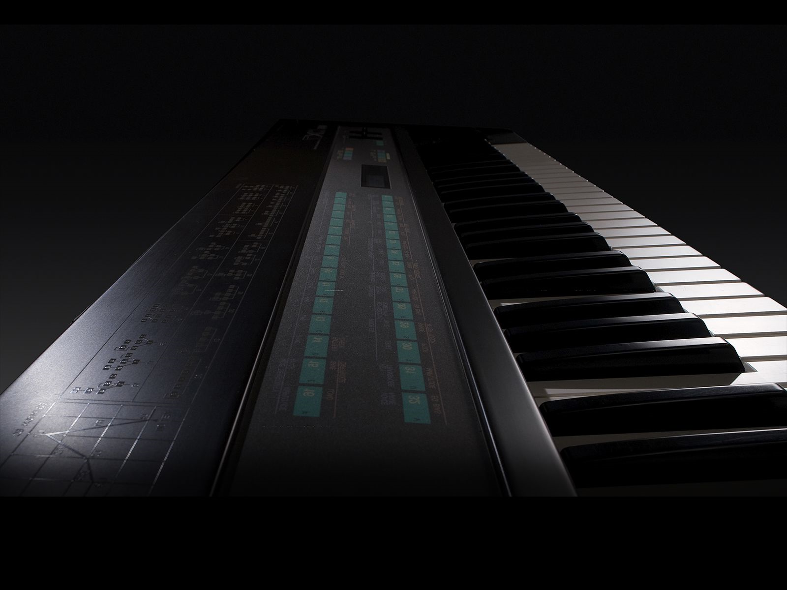 Yamaha DX7 from the side